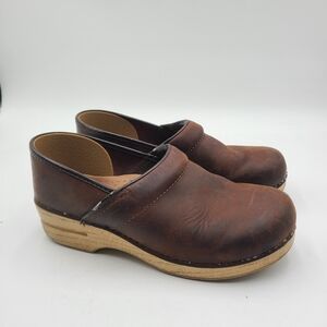 B1 Dansko Brown Suede Clogs Size 40